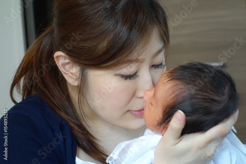 赤ちゃんを抱っこするママ 生後5日目 Stock Photo Adobe Stock 赤ちゃんを抱っこするママ 生後5日目 Stock Photo Adobe Stock