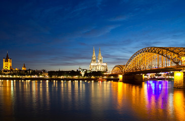 Wall Mural -  Nachtaufnahme von Köln am Rhein mit Hohenzollernbrücke