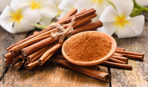 Fotografía cinnamon powder on wooden background