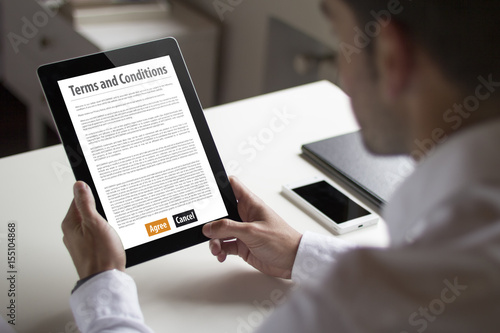 Fotografía businessman reading terms and conditions with tablet pc