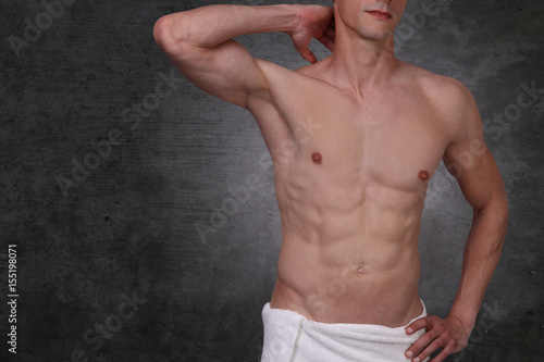 Zdjęcie XXL Męska depilacja laserowa. Atrakcyjna depilacja tułowia człowieka. Zamknij się na idealne męskie ciało, mięśnie