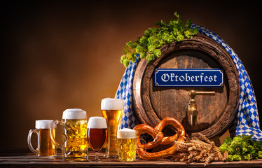 Wall Mural - Oktoberfest Bierfass mit Biergläsern auf einem rustikalen Hintergrund