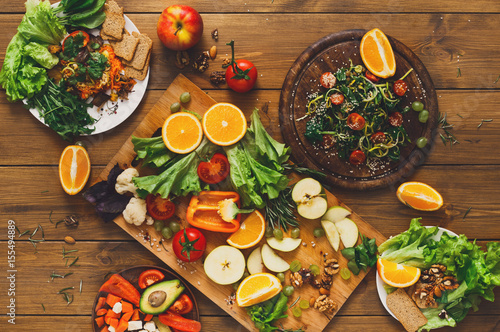 Zdjęcie XXL Drewniany stół z rżniętymi owocami i warzywami