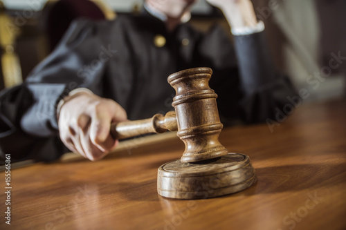 Cuadros en Lienzo the hammer in the hand of the judge