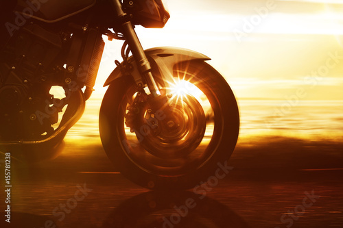 Zdjęcie XXL Motocykle na drodze przybrzeżnej