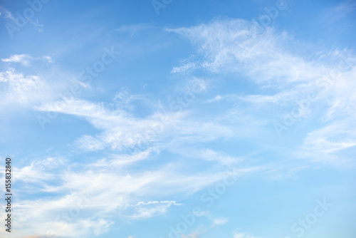 Plakat Niebieskie niebo z chmurami