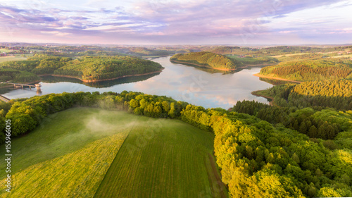 Fotomural Abendstimmung über Talsperre