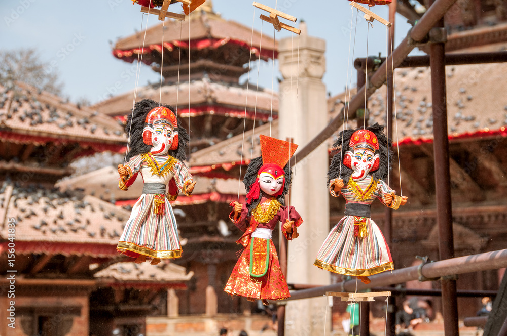 Marionetki na tle dachów pagody na Durbar Square w Katmandu. - obrazy, fototapety, plakaty 