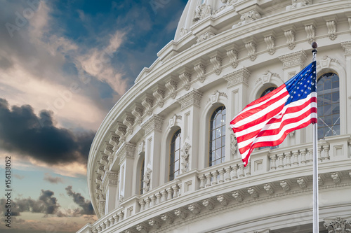Plakat Widok Kapitolu Waszyngtonu na tle zachmurzonego nieba
