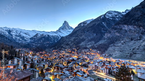 Fotomural  Matterhorn and Zermatt view