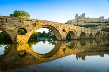 Wall Mural - Pont Vieux et la Cathédrale Saint-Nazaire à Béziers, Hérault, Occitanie en France