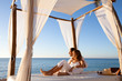 © plprod - couple sur un lit en bambou sur la plage se relaxant
