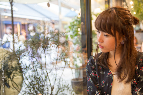 カフェで食事する女子大生 Stock 写真 Adobe Stock