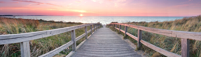 Wall Mural - lange Holzweg zum Strand