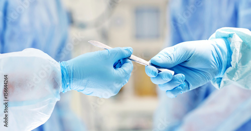 Fotografía close up of hands with scalpel at operation