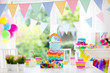 © famveldman - Kids birthday party decoration and cake