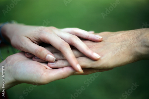 Fotografia Young couple holding hands; love concept; selective focus background