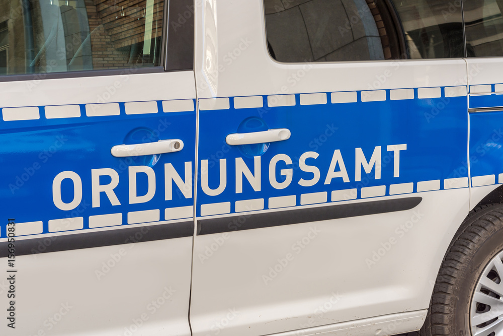 Anmeldung Einer Veranstaltung Beim Ordnungsamt Stock-Foto „Ordnungsamt zur Kontrolle des öffentlichen Raumes“ | Adobe