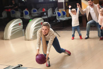 Canvas Print - Family having fun at bowling club