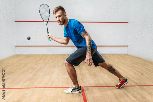 Dekoracja na wymiar  trening-gry-w-squasha-mezczyzna-z-rakieta