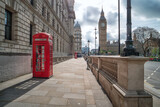 Fototapeta Londyn - red telephone boxes at Big Ben