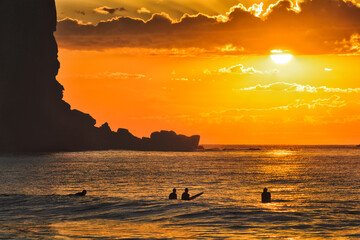 Sea Avalon Cliff 4 surfers Orange