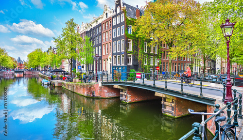 Dekoracja na wymiar  most-nad-kanalem-w-amsterdamie-holandia-domy-rzeka-amstel