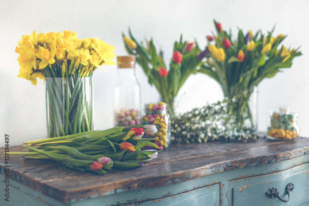 Spring flowers on a wooden table - obrazy, fototapety, plakaty 
