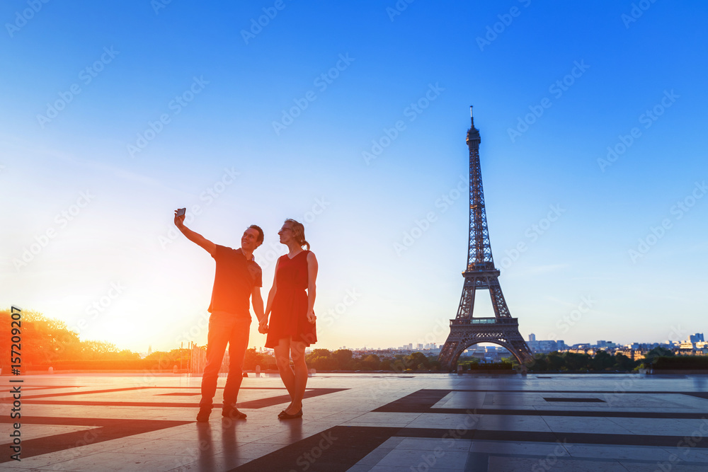 Silhouette of a loving couple taking selfie portrait photo in front of Eiffel Tower, Trocadero, Paris, France - obrazy, fototapety, plakaty 