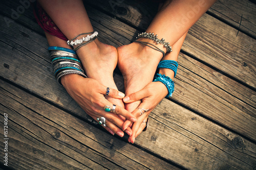 Fotografía boho summer bracelets anklets rings on girl feet and hands outdoor