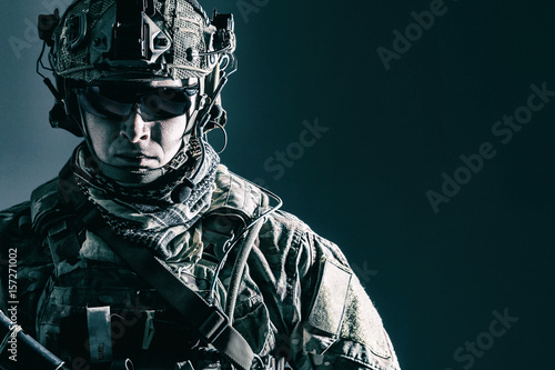 Cuadros en Lienzo Elite member of US Army rangers in combat helmet and dark glasses