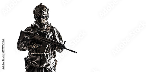 Plakat Żołnierz armii w mundurze ochronnym, posiadający karabiny szturmowe Special Operations Forces Combat. Studio strzał, ciemny kontrast, przycięte, desaturated, odizolowane na białym tle