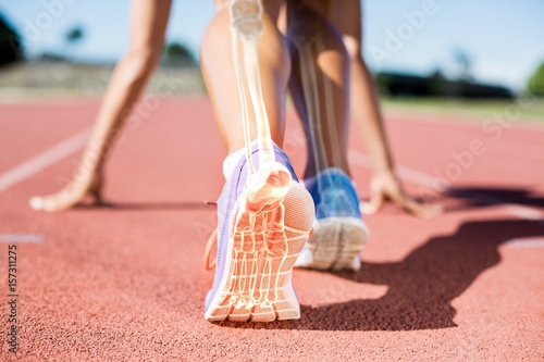 Fotomural Highlighted bones of man about to race