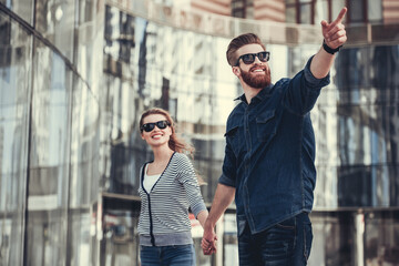 Sticker - Couple walking in city