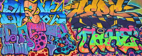 Obraz Dibond Sztuka pod ziemią. Piękny styl sztuki ulicy graffiti. Ściana ozdobiona jest abstrakcyjnymi rysunkami farby domowej. Nowoczesna kultowa kultura miejska młodzieży ulicznej. Abstrakcjonistyczny elegancki obrazek na ścianie