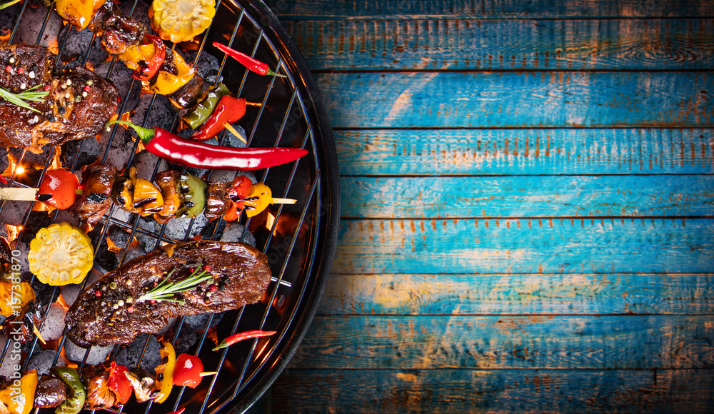 Barbecue grill with beef steaks, close-up. - obrazy, fototapety, plakaty 