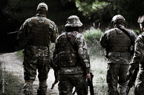 Zdjęcie XXL żołnierze chodzą po leśnej ścieżce