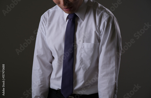 ビジネスマン ワイシャツ ネクタイ 肩を落とす Stock Photo Adobe Stock