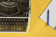 maszyna do pisania na żółtym tle