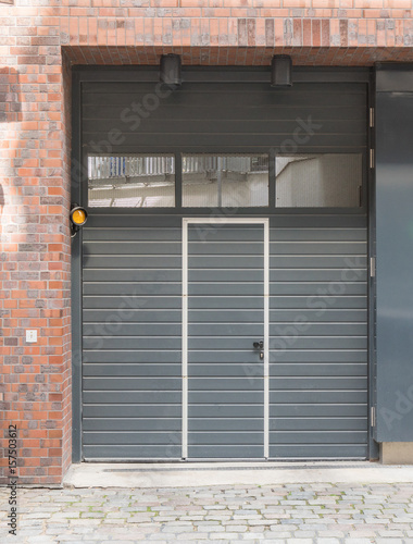 Garagentor mit Tür in anthrazit Stock-Foto | Adobe Stock