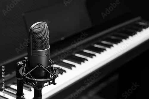 Fotografia  condenser microphone on piano background, black and white