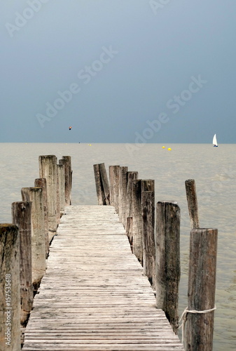 Naklejka na meble Drewniany pomost z widokiem na plaże i morze