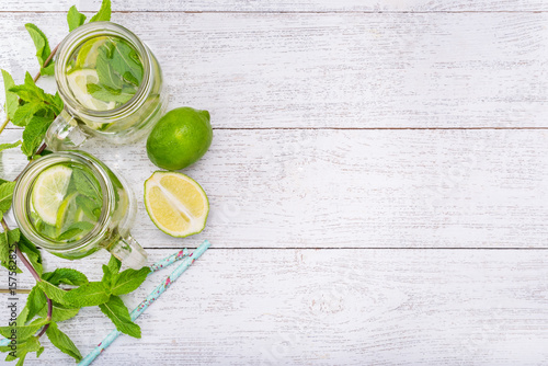 Fotografía Lime and mint detox water .