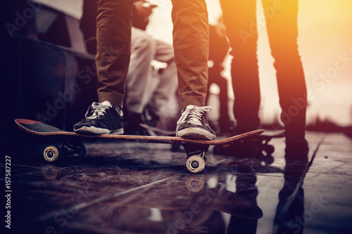Fotografía Patinadores amigos equipo al aire libre en la ciudad urbana con patines en sus manos
