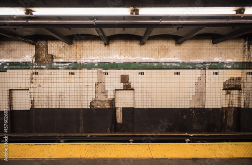 Dekoracja na wymiar  brudna-grunge-sciana-nowojorskiego-metra