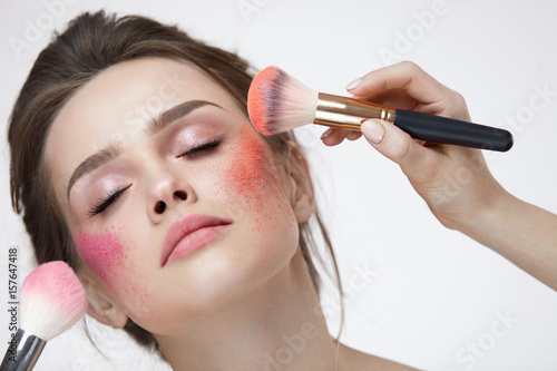 Fotografía Face Beauty Cosmetics. Beautiful Girl With Makeup Applying Blush