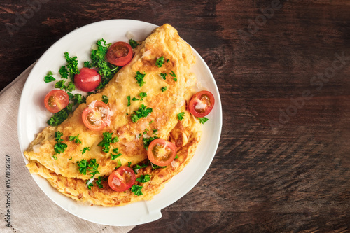 Fotomural Omelet with parsley, cherry tomatoes, and copyspace