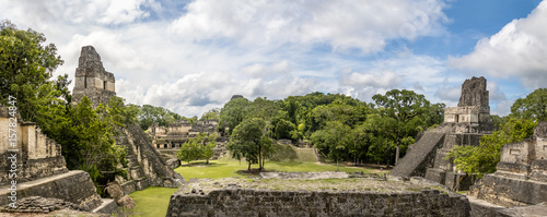 Zdjęcie XXL Panoramiczny widok na świątynie Majów Gran Plaza lub Plaza Mayor w Parku Narodowym Tikal - Gwatemala