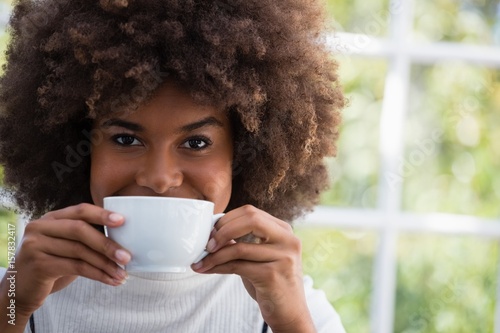 Fotografía Close up portrait of smiling woman having coffee in cafe