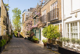 Fototapeta Uliczki - Elegant houses in a small exclusive mews with cobble stone street in South Kensington, London, UK